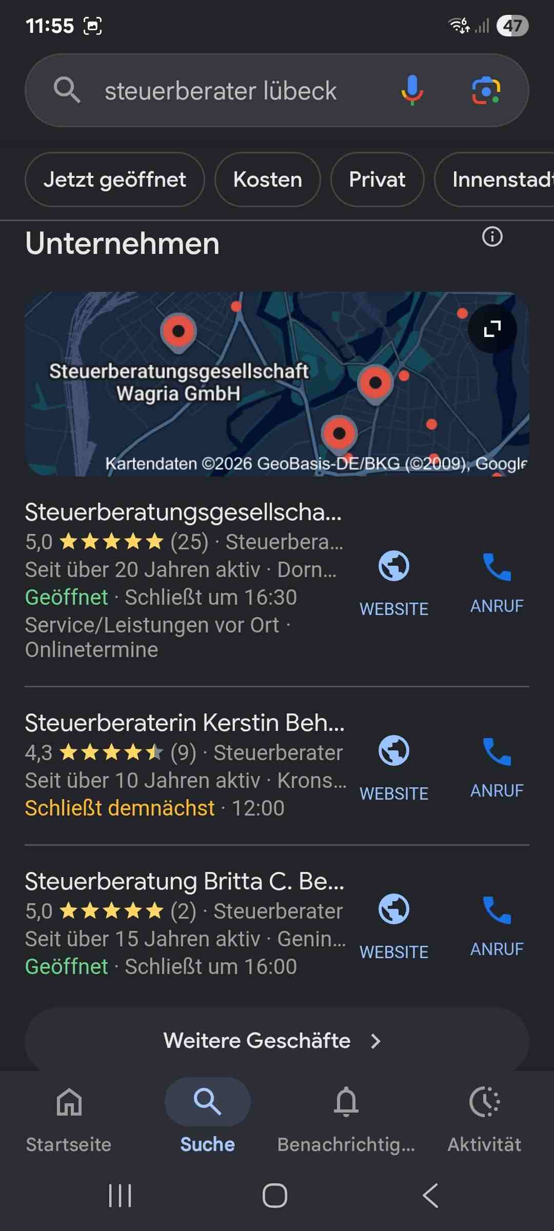 Google-Suche auf dem Handy für steuerberater lübeck: Die Karten-Box zeigt nur drei Unternehmen prominent mit Karte, Bewertung und Anruf-Button
